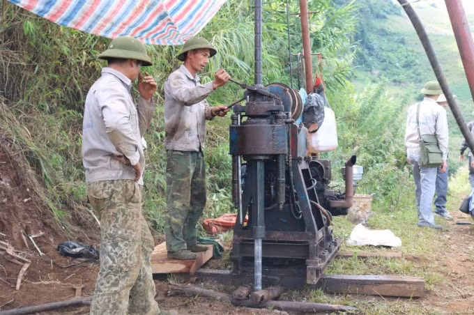 Tổ khoan thuộc Đoàn Địa chất 155 (Liên đoàn Địa chất Xạ - Hiếm) đang thi công tại bản Pà Chải, xã Nậm Xe, huyện Phong Thổ, tỉnh Lai Châu