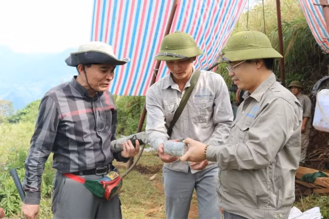 Ông Nguyễn Văn Nguyên – Phó Tổng cục trưởng Tổng cục Địa chất và Khoáng sản Việt Nam (thứ nhất&nbsp;từ trái qua phải)&nbsp;kiểm tra công tác thi công đề án thành phần “Điều tra, đánh giá tiềm năng&nbsp;quặng đất hiếm&nbsp;và&nbsp;khoáng sản đi kèm&nbsp;(U, Th) khu vực Tây Bắc”