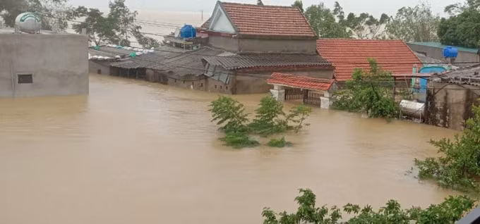 Quảng Bình: 100.000 ngôi nhà bị nhấn chìm, 3.700 hộ dân phải di dời. Ảnh: TL.