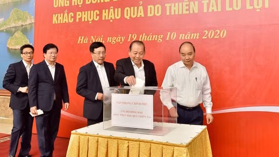 Thủ tướng và các Phó Thủ tướng ủng hộ đồng bào miền Trung. Ảnh: TL.
