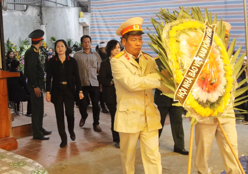 Đoàn công tác Hội Nhà báo Việt Nam viếng liệt sĩ Phạm Văn Hướng.