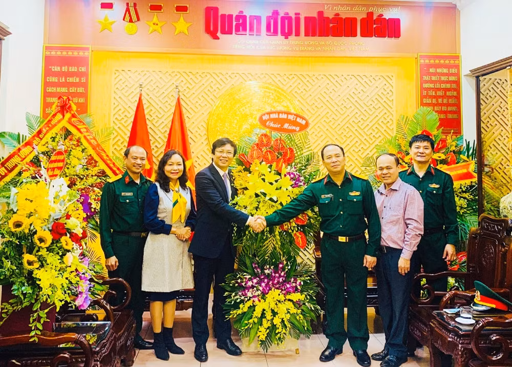 Phó Chủ tịch Thường trực Hội Nhà báo Việt Nam Hồ Quang Lợi cùng cán bộ Văn phòng và các Ban chuyên môn Hội Nhà báo Việt Nam chúc mừng Báo QĐND nhân kỷ niệm 70 năm Ngày truyền thống và đón nhận Huân chương Độc lập hạng Ba.