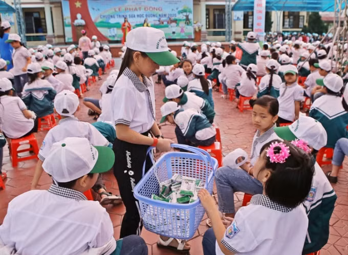 Các em học sinh tự giác gấp và thu dọn vỏ hộp sữa sau khi sử dụng xong, góp phần giữ vệ sinh cho môi trường trường học