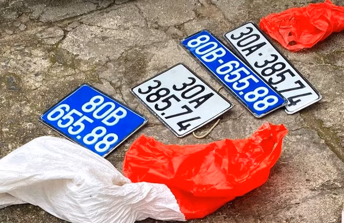 Biển số mà Hòa làm giả đểđi lừa đảo người khác. Ảnh: vtv.
