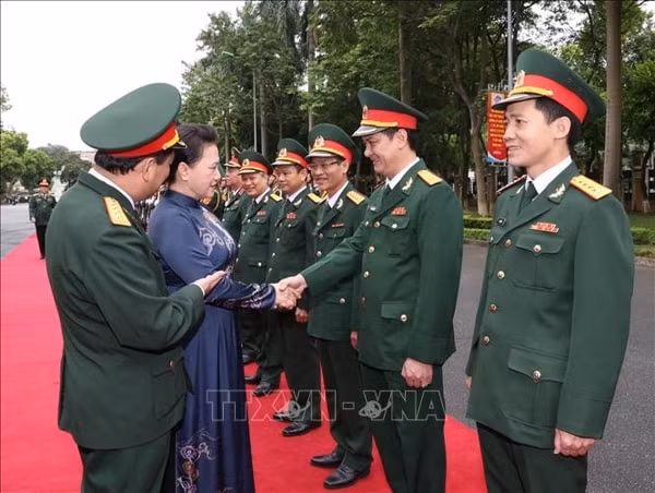 Chủ tịch Quốc hội Nguyễn Thị Kim Ngân gặp gỡ các đồng chí lãnh đạo Báo Quân đội nhân dân. Ảnh: TTXVN
