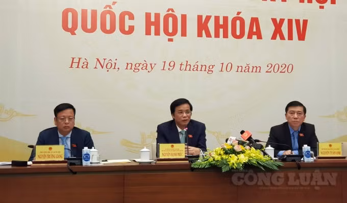 Tổng Thư ký, Chủ nhiệm Văn phòng Quốc hội Nguyễn Hạnh Phúc trả lời báo chí tại họp báo.