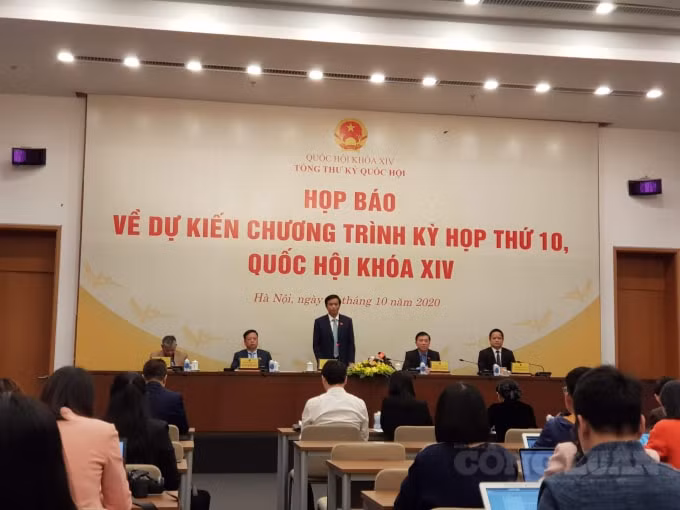 Quang cảnh phiên họp báo do Tổng thư ký Quốc hội, Chủ nhiệm Văn phòng Quốc hội Nguyễn Hạnh Phúc chủ trì.
