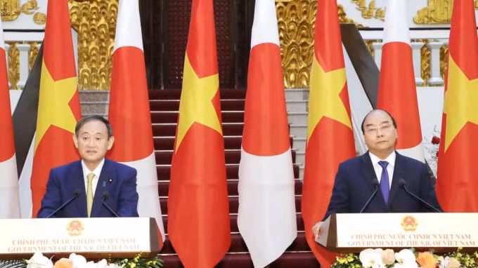 Thủ tướng Nhật Bản Yoshihide Suga và Thủ tướng Việt Nam Nguyễn Xuân Phúc phát biểu trước các phóng viên sau khi đồng ý mở rộng cửa khẩu trở lại cho khách doanh nhân. Ảnh: Kyodo