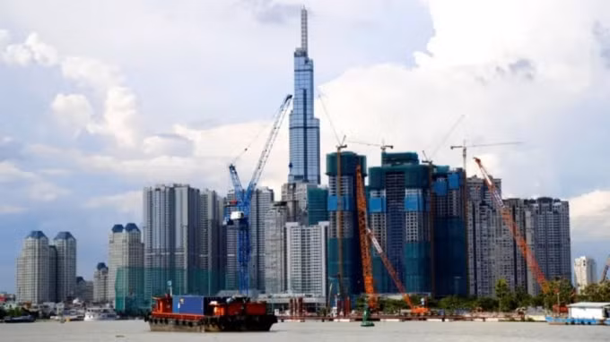 Tòa tháp chọc trời bên sông Sài Gòn ở TP. HCM. Ảnh: Reuters
