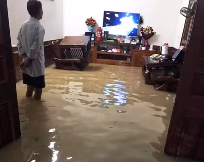 Nhiều nhà dân ở thành phố Hà Tĩnh ngập nặng.Ảnh CTV