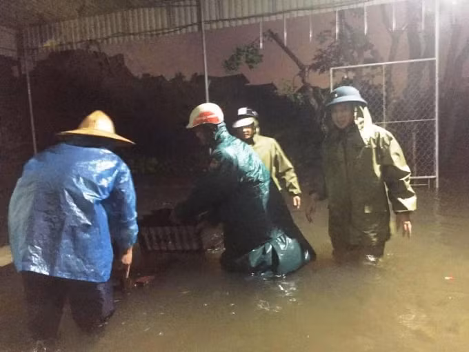Các lực lượng phường Trần Phú (TP Hà Tĩnh) giúp dân chống lũ