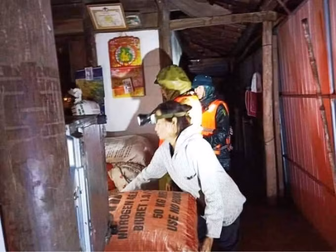 Người dân huyện Thạch Hà di chuyển đồ đạc lên cao. Ảnh CTV