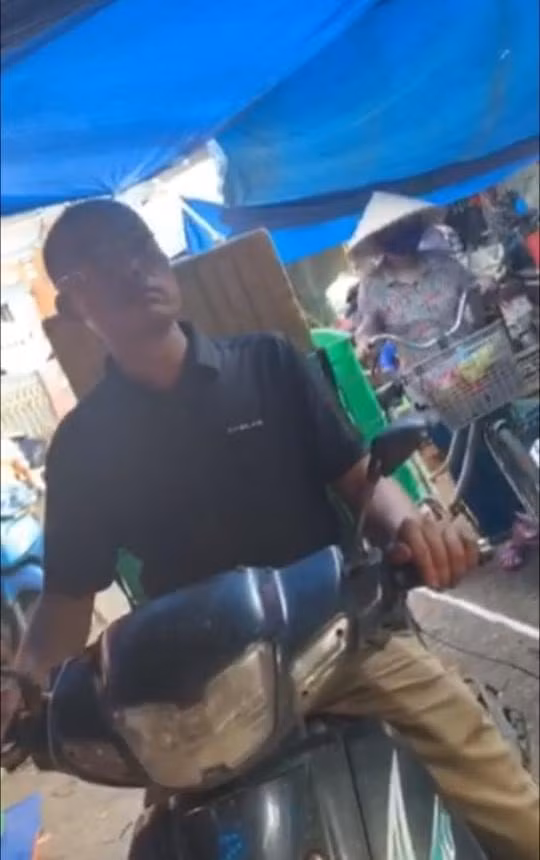 HTX dịch vụ nông nghiệp tổng hợp Chúc Sơn đang thu mua thực phẩm ngoài chọ Trường Yên. Ảnh cát từ clip.