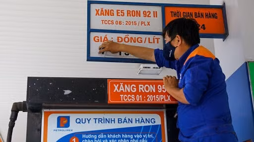 Giá xăng dầu sẽ tăng trong chiều nay. Ảnh: TL.