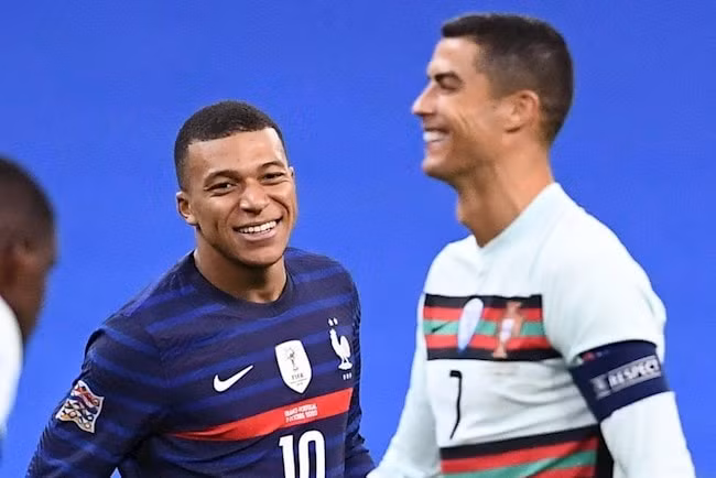 Kylian Mbappe tỏ ra rất vui khi lần đầu thấy thần tượng Ronaldo ngoài đời thực. Ảnh: bongdaso.