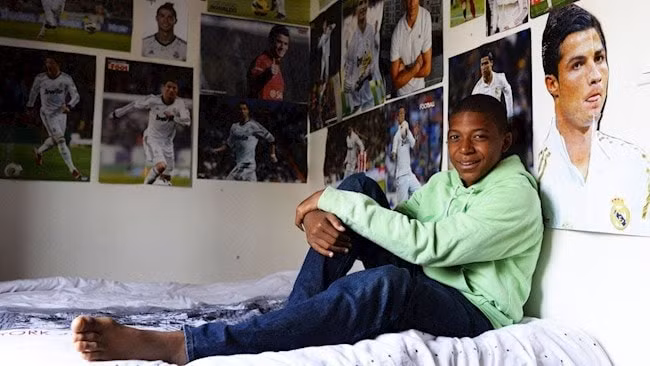 Siêu sao Ronaldo là thần tượng của Mbappe từ khi cậu ta còn nhỏ. Ảnh: thethao24h.
