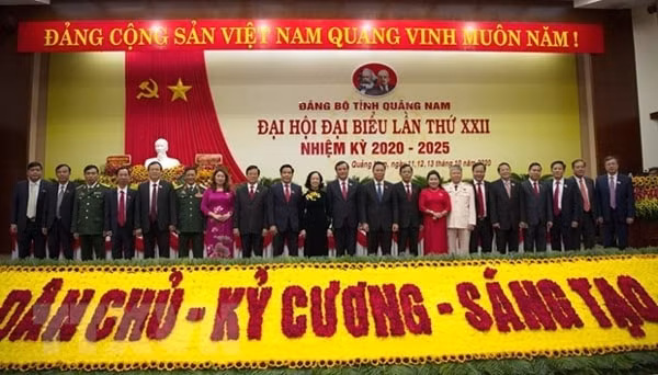 Đồng chí Trương Thị Mai chụp ảnh cùng Ban chấp hành Đảng bộ tỉnh Quảng Nam. Ảnh: TTXVN