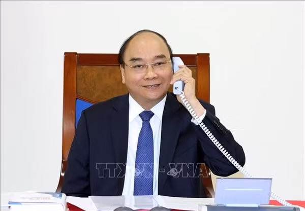 Thủ tướng Nguyễn Xuân Phúc điện đàm với Thủ tướng Nhật Bản Suga Yoshihide. Ảnh: TTXVN