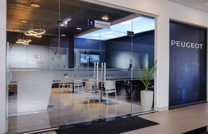 hông gian showroom rộng rãi, thoáng đãng cùng cách bài trí khoa học.