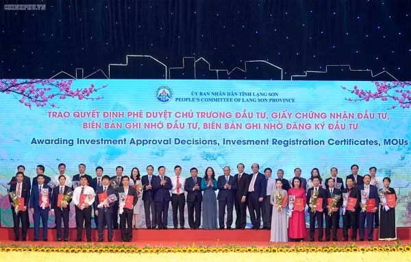 Thủ tướng chứng kiến lễ trao giấy chứng nhận đầu tư vào tỉnh Lạng Sơn. Ảnh: VGP