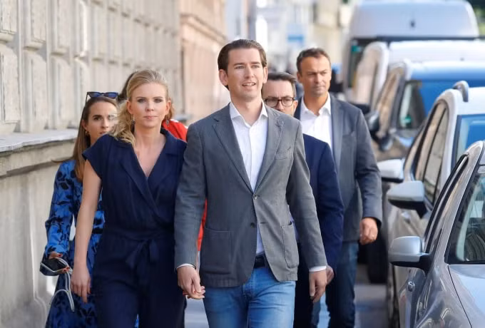 Cựu Thủ tướng Áo Sebastian Kurz tham gia bầu cử tại một địa điểm bỏ phiếu ở Thủ đô VIenna. Ảnh: RT.