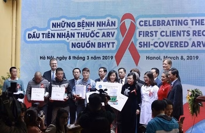 Những bệnh nhân đầu tiên được Bộ trưởng bộ y tế Nguyễn Kim Tiến cấp thuốc từ nguồn&nbsp;Quỹ BHYT.&nbsp;