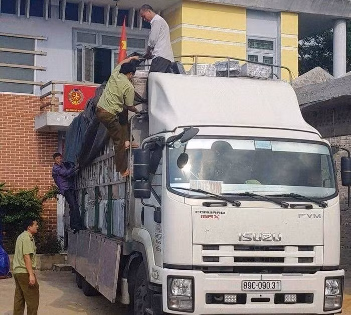 Lực lượng chức năng tỉnh Quảng Bình bắt giữ xe tải chở hàng lậu. Ảnh TL