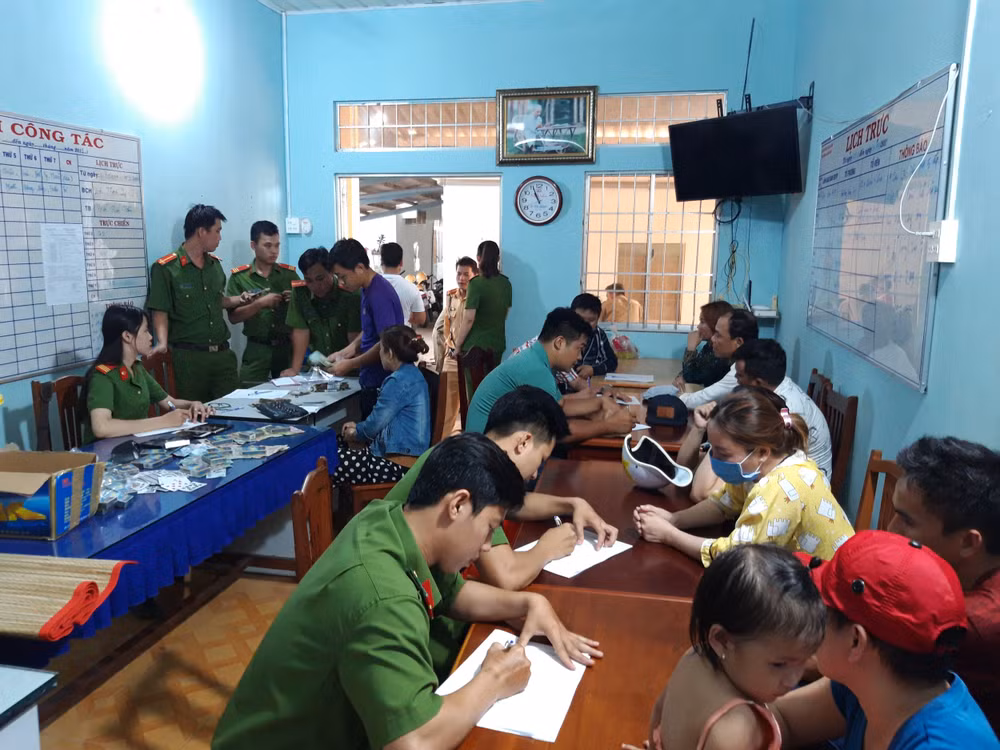 Các đối tượng đánh bạc tại cơ quan Công an.