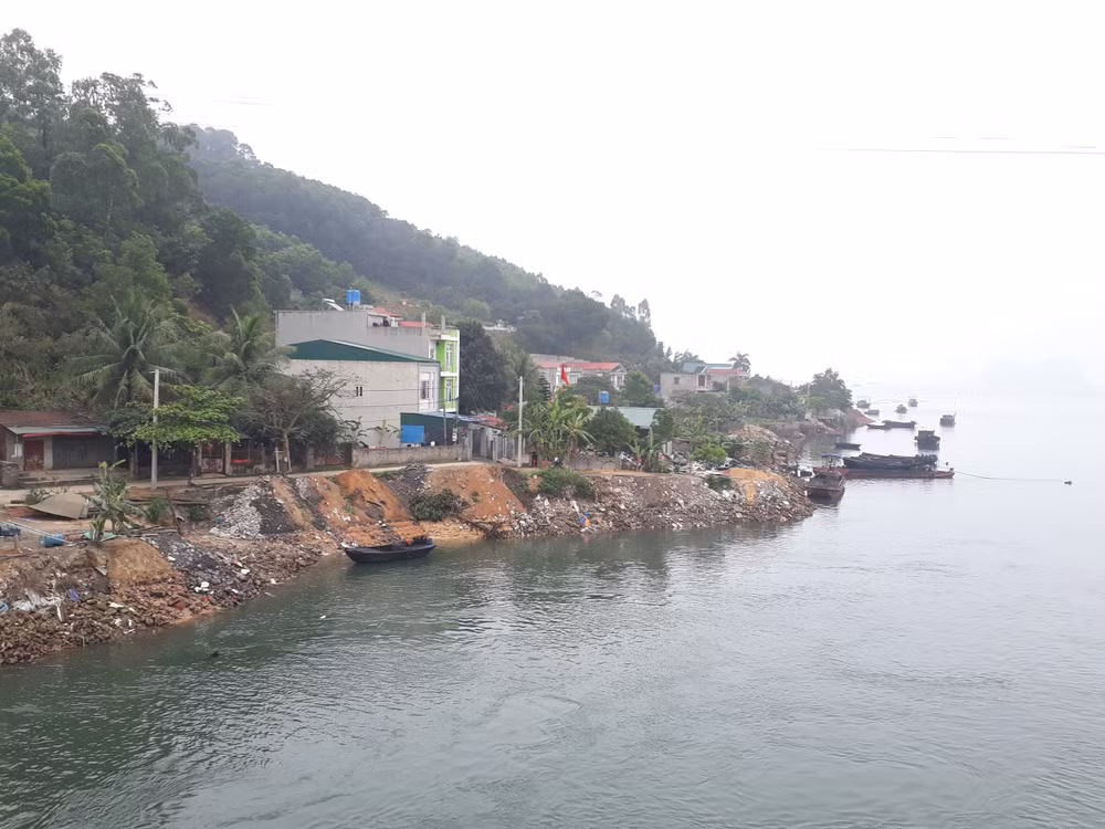 Hiện trạng đổ phế thải lấn biển trái phép tại Vân Đồn