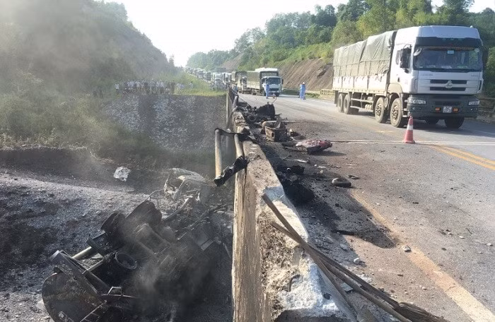 Cầu Ngòi Thủ (km 136+108) trên tuyến cao tốc Nội Bài - Lào Cai hư hỏng nặng sau sự cố cháy xe bồn chở dầu. Ảnh: TL