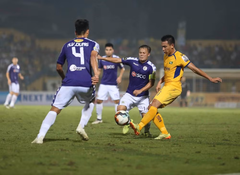 Hà Nội FC (áo tím) có 1 trận đấu hoàn toàn lấn lướt trước Sông Lam Nghệ An. Ảnh: Quyết Dương
