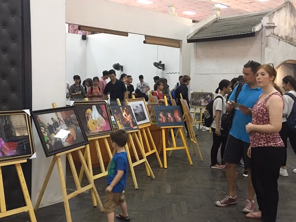 Triển lãm tranh về các hoạt động trong tín ngưỡng thờ Mẫu bên lề tọa đàm. Ảnh: Lê Nam