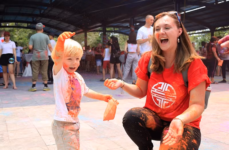 Rất nhiều em nhỏ cùng cha mẹ vui đùa tại lễ hội Holi. Ảnh: Báo HNM