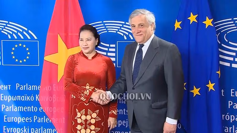 Chủ tịch Nghị viện Châu Âu Antonio Tajani chào đón Chủ tịch Quốc hội Nguyễn Thị Kim Ngân cùng Đoàn đại biểu cấp cao Quốc hội Việt Nam. Ảnh quochoi.vn