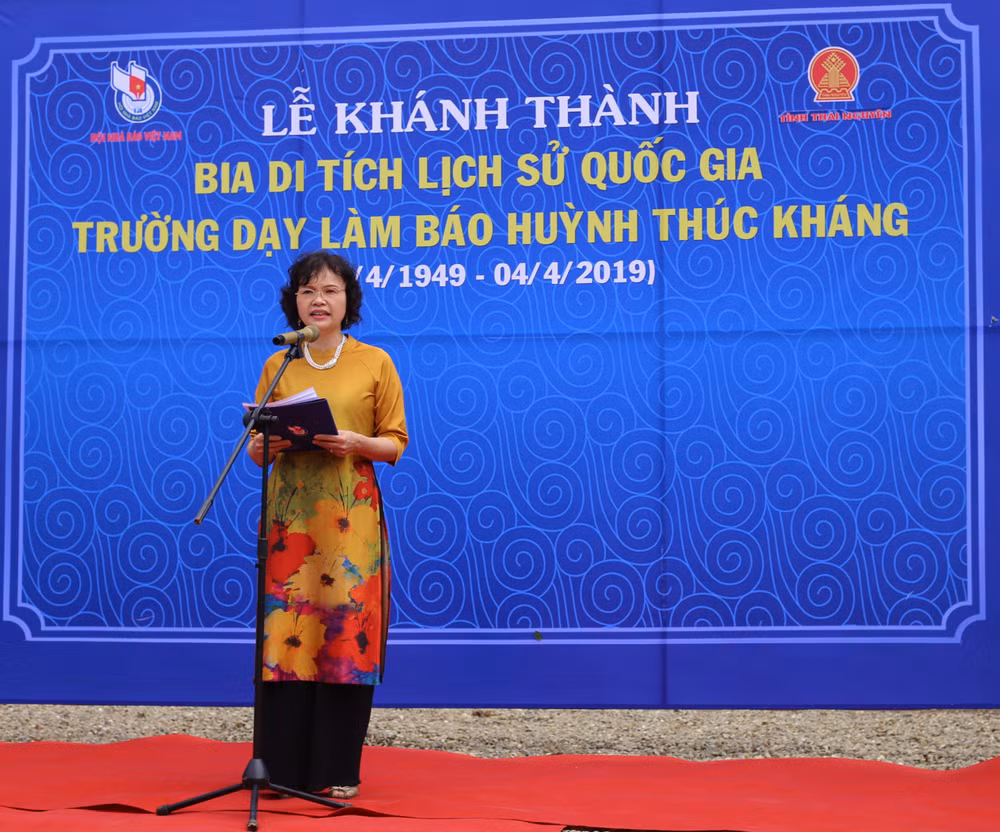 Nhà báo Trần Kim Hoa- Giám đốc Bảo tàng Báo chí Cách mạng Việt Nam xúc động trước Lễ Khánh thành Bia Di tích lịch sử Quốc gia Trường dạy làm báo Huỳnh Thúc Kháng. Bảo tàng báo chí cách mạng đã rất tâm huyết và kì công trong việc tìm lại những bút tích và tư liệu quý giá về trường dạy làm báo đầu tiên của Việt Nam này.