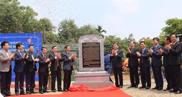 Đây chính là Bờ Rạ - nơi tổ chức Trường dạy làm báo Huỳnh Thúc Kháng. Ngôi trường được Bác Hồ đặt tên khai giảng cách đây tròn 70 năm và giờ được đã định vị một cách chính xác tại lô đất đồi rừng số 32 tờ bản đồ 47, vị trí 21 độ 35 phút 20 giây Vĩ Bắc; 105 độ 41 phút 42 giây Kinh Đông. Một địa chỉ 