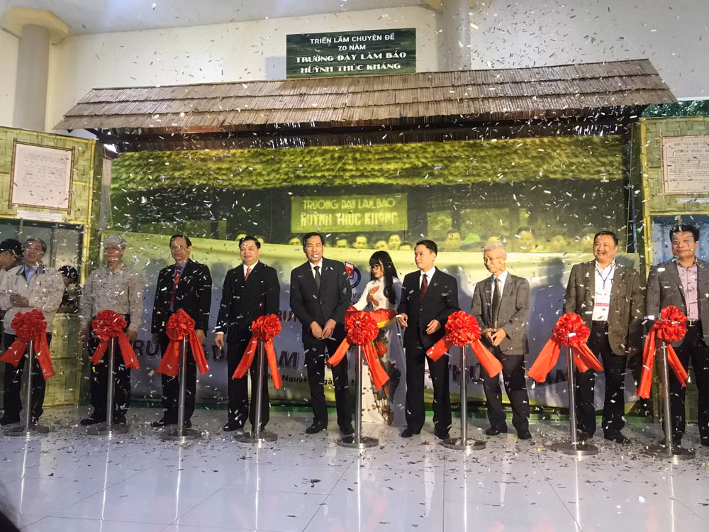 Lễ Kỷ niệm tại xã Tân Thái, huyện Đại Từ, tỉnh Thái Nguyên được bắt đầu bằng Lễ cắt băng Khai mạc Triển lãm trưng bày Chuyên đề Kỷ niệm 70 năm Trường dạy làm báo Huỳnh Thúc Kháng. Trong ảnh Đồng chí Thuận Hữu - Ủy viên Trung ương Đảng,Tổng Biên tập Báo Nhân Dân, Phó Trưởng Ban Tuyên giáo Trung ương, Chủ tịch HNBVN cùng các đại biểu thực hiện nghi lễ cắt băng khai mạc.