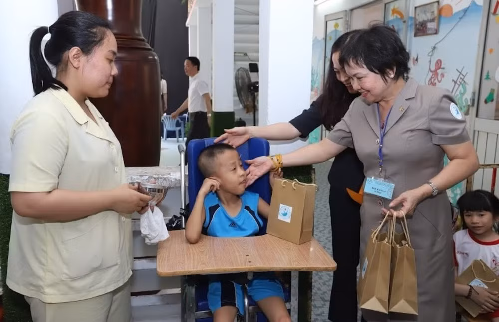 Bà Cao Thị Ngọc Dung, nhà sáng lập PNJ thăm và tặng quà cho trẻ em có hoàn cảnh đặc biệt.
