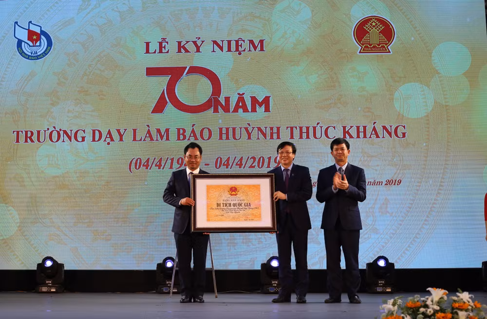 Phó Chủ tịch Thường trực Hội Nhà báo Việt Nam Hồ Quang Lợi đại diện Hội Nhà báo Việt Nam đón nhận Bằng xếp hạng Di tích lịch sử quốc gia tại Lễ kỷ niệm.