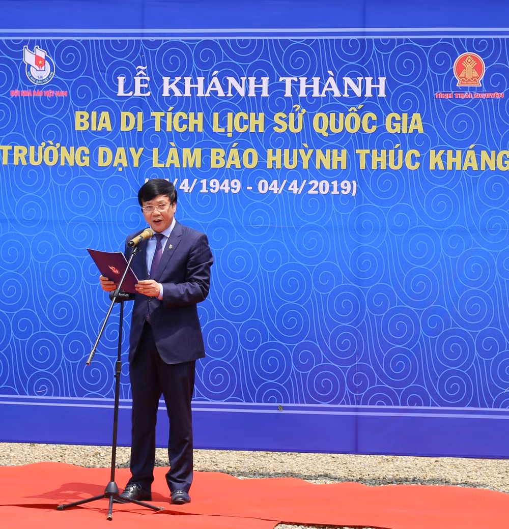 Bia Di tích lịch sử quốc gia Trường dạy làm báo để ghi nhớ một sự kiện lịch sử gắn liền với những chặng đường làm báo vinh quang dưới sự dẫn dắt của Chủ tịch Hồ Chí Minh,ghi nhận những nỗ lực của các Ban Giám hiệu nhà trường, toàn thể giảng viên và học viên đối với sự nghiệp báo chí cách mạng, khắc ghi một sự kiện lịch sử gắn liền với một lớp nhà báo tiên phong trên mặt trận báo chí đã từng dành cả đời mình vì mục tiêu “Tất cả để chiến thắng” góp sức làm nên truyền thống vẻ vang và sức sống của báo chí cách mạng nước ta... Đồng chí Hồ Quang Lợi - Phó Chủ tịch Thường trực HNBVN chia sẻ điều đó trước giờ phút khánh thành.