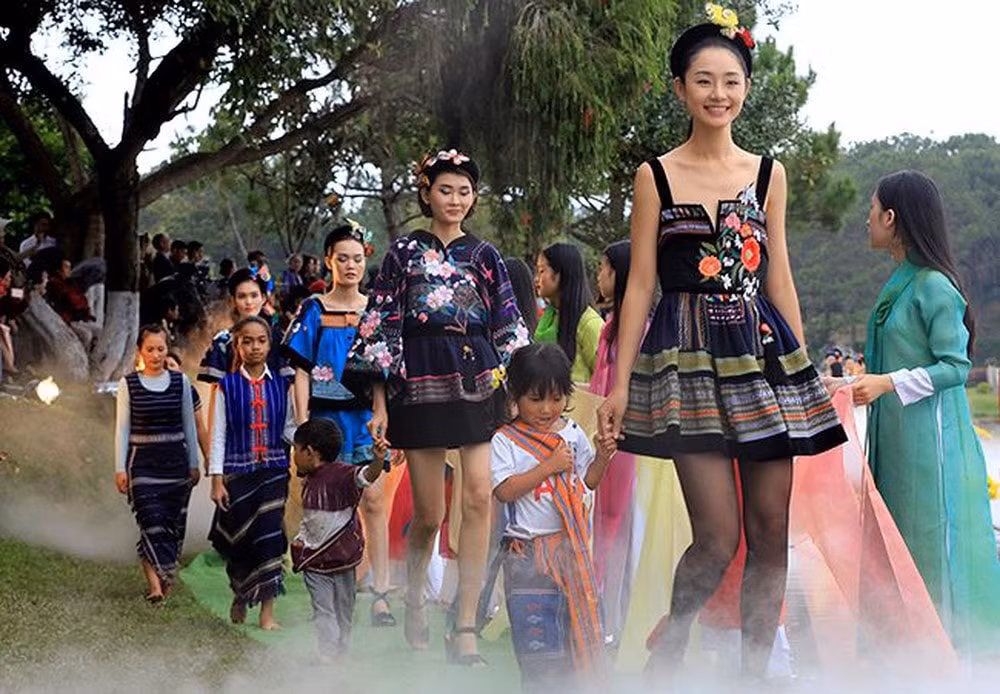 Sản phẩm dệt thổ cẩm trình diễn tại festival Huế..