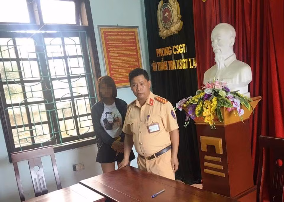 Cảnh sát giao thông giải cứu Lương Thị T. bị lừa vào động mại dâm. Ảnh CTV