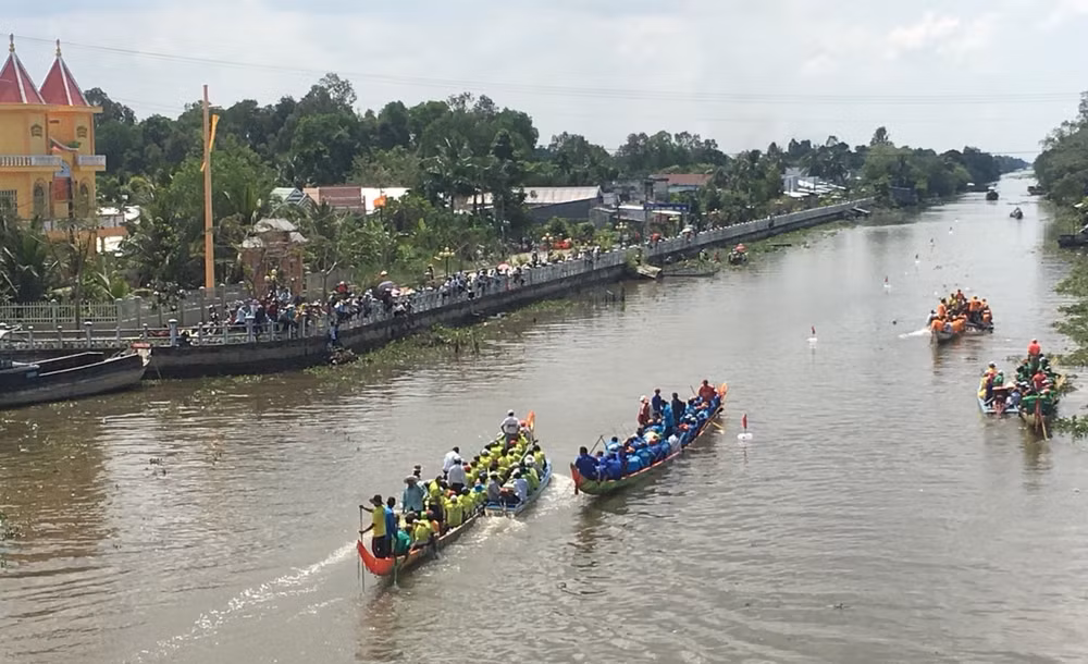 Các đội đua tranh tài tại giải đua ghe Ngo mở rộng tỉnh Bạc Liêu 2019.