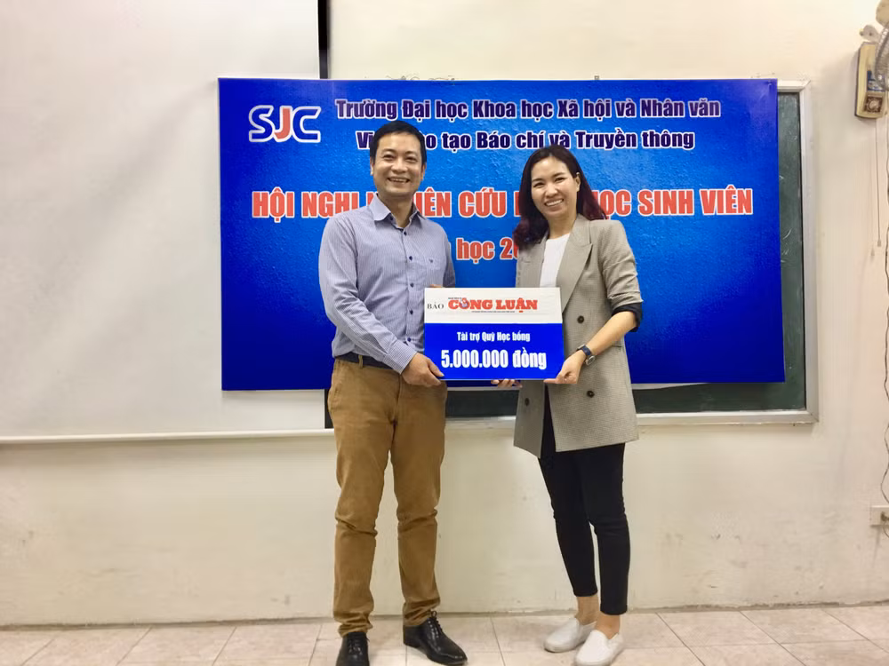 Nhà báo Trần Lan Anh - Phó Tổng Biên tập kiêm Tổng Thư ký Tòa soạn báo Nhà báo & Công luận trao tài trợ học bổng cho TS Nguyễn Sơn Minh, Phó Viện Trưởng viện đào tạo báo chí truyền thông. Ảnh: Huy Hoàng