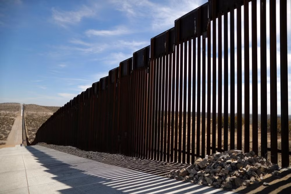 Hình ảnh bức tường biên giới ở thành phố Santa Teresa, New Mexico. Ảnh: Reuters
