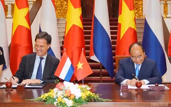Hai Thủ tướng ký Bản ghi nhớ giữa hai Chính phủ về hợp tác chuyển đổi nông nghiệp tại ĐBSCL. Ảnh: VGP