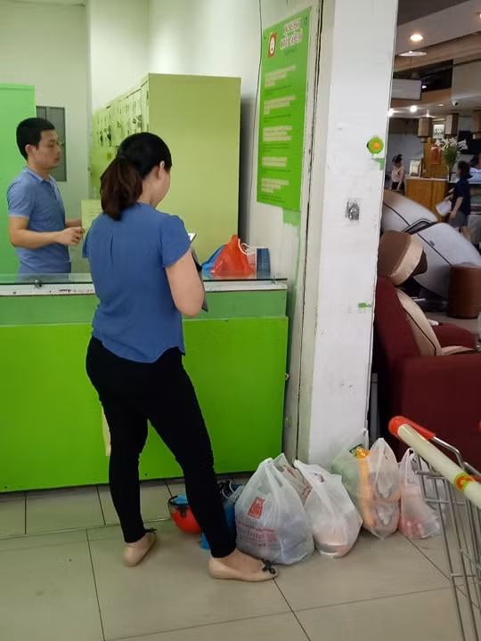 Ngay tại, quầy gửi đồ của siêu thị BigC, cũng bắt gặp không ít túi nilon đựng đồ xếp ngổn ngang dưới sàn (Ảnh Lương Minh)