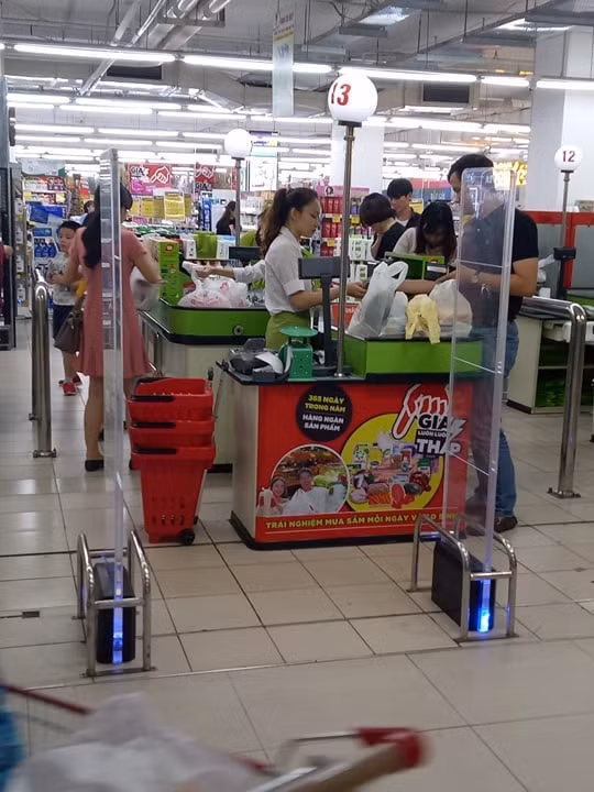 Tại các quầy thu ngân của siêu thị BigC, trên bàn vẫn tràn ngập rất nhiều túi nilon đựng hàng (Ảnh Lương Minh)