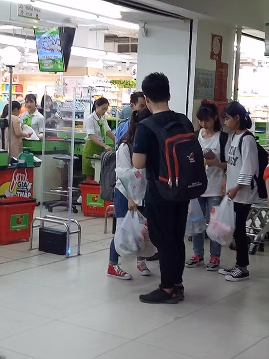 Tại BigC Garden, túi nilon vẫn là thứ để đựng các mặt hàng cho khách mua (Ảnh Lương Minh)