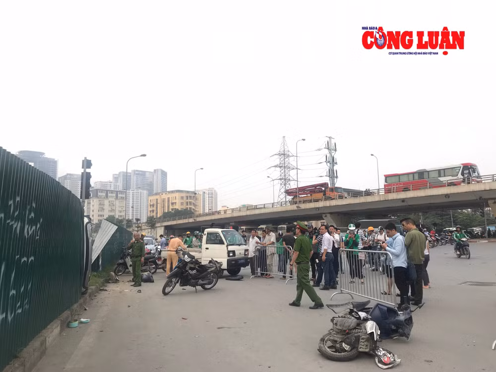 Lực lượng chức năng nhanh chóng có mặt phân luồng giao thông và điều tra nguyên nhân vụ việc